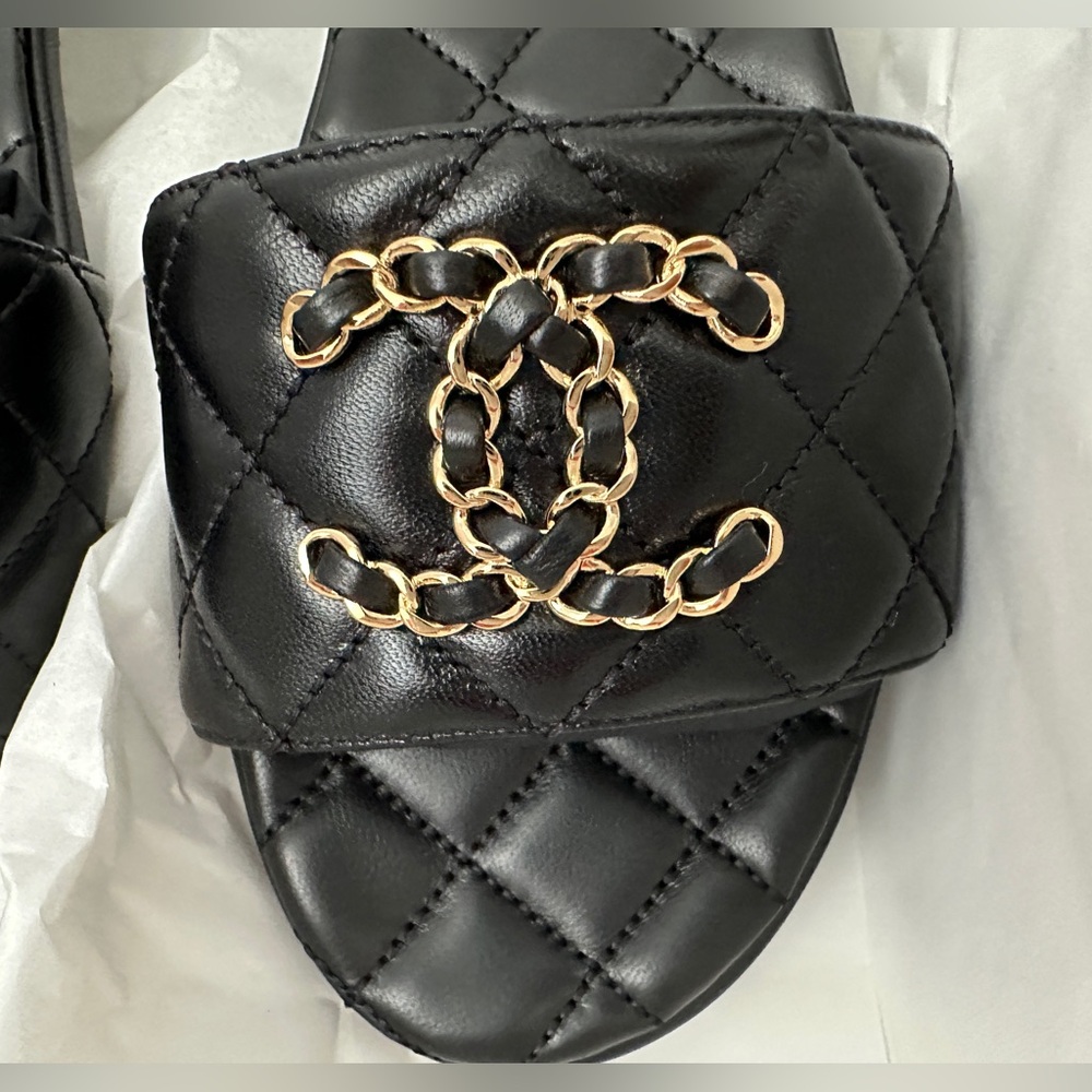2023 CHANEL GOLD CHAIN CC LOGO BLACK LEATHER FLAT SHOES SLIDES MULES 38 - Picture 2 of 16